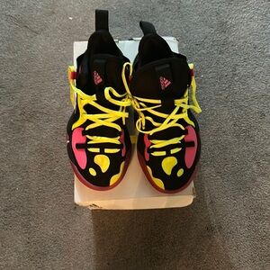 Harden Stephack 2 J size 4 1/2 has to red spots on front of shoe